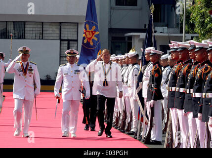 La ville de Cavite, Philippines. Apr 30, 2014. Le président Benigno S. Aquino III la ligne à l'arrivée pour la revue de la flotte au siège de PN, bases navales de Roxas Boulevard, Manille, le mercredi (30 avril 2014). Credit : PACIFIC PRESS/Alamy Live News Banque D'Images