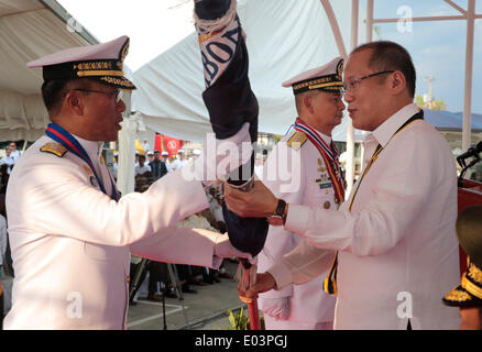 La ville de Cavite, Philippines. Apr 30, 2014. Le président Benigno S. Aquino III passe le drapeau de la marine philippine à nouveau 34e marine philippine (PN) Drapeau le commandant (FOIC) Le Contre-amiral Jésus Millan après qu'elle a été cédée par l'ancien Vice-amiral en chef PN Jose Luis Alain lors de la passation de commandement de la PN et la retraite Cérémonie au Capt Salvo Pier à Sangley Point, Cavite City le mercredi (30 avril 2014). Credit : PACIFIC PRESS/Alamy Live News Banque D'Images