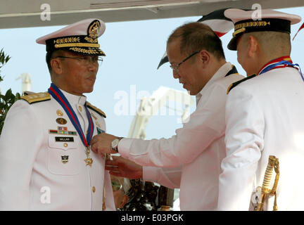 La ville de Cavite, Philippines. Apr 30, 2014. Le président Benigno S. Aquino III remet la Médaille de la commande à nouveau 34e marine philippine (PN) Drapeau le commandant (FOIC) Le Contre-amiral Jésus Millan durant la passation de commandement de la PN et la retraite Cérémonie au Capt Salvo Pier à Sangley Point, Cavite City le mercredi (30 avril 2014). Credit : PACIFIC PRESS/Alamy Live News Banque D'Images