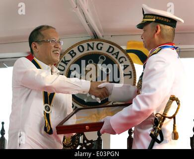 La ville de Cavite, Philippines. Apr 30, 2014. Le président Benigno S. Aquino III présente la plaque de commande, Plaque de service honorable, Plaque d'appréciation, de la Médaille et de drapeau philippin de la marine philippine sortant (PN) Vice-amiral en chef Jose Luis Alain lors de la passation de commandement de la PN et la retraite Cérémonie au Capt Salvo Pier à Sangley Point, Cavite City le mercredi (30 avril 2014). Le commandant en chef nomme le Contre-amiral Jésus Millan comme le 34e commandant du pavillon (FOIC) après son prédécesseur Alain prend sa retraite du service militaire. Credit : PACIFIC PRESS/Alamy Live News Banque D'Images