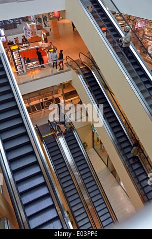 Escaliers mécaniques à l'intérieur Queens Center shopping mall à Elmhurst, Queens, New York Banque D'Images