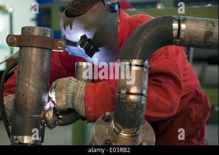 Rotterdam, Pays-Bas. Apr 23, 2014. Un étudiant travailleur du métal. Objectif de la coopération entre les deux collèges uniques Albeda et Zadkine est de stimuler l'innovation, de savoir-faire technique dans la zone portuaire de Rotterdam. Un nouveau rapport affirme que les travailleurs qualifiés que les menuisiers, les électriciens et les plombiers sont en très petite quantité. Travailleurs qualifiés au Nord sont également difficiles à trouver. Il s'agit en fait d'un problème mondial. © Hans Van Rhoon/ZUMA/ZUMAPRESS.com/Alamy fil Live News Banque D'Images