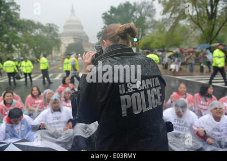 Washington, DC, USA. Apr 30, 2013. Les manifestants protestaient contre le manque de mouvement sur la réforme de l'immigration et des taux d'expulsion mars et bloquer une intersection sur l'Avenue de l'indépendance entre le Capitole et les bureaux de la Chambre des représentants sous la pluie battante. © Jay Egelsbach/ZUMAPRESS.com/Alamy Live News Banque D'Images