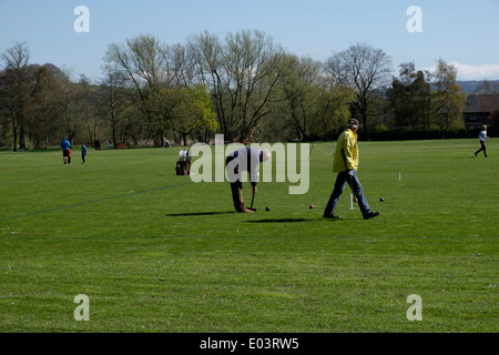Deux hommes à l'ancien jeu anglais sur la pelouse de croquet sur le terrain de cricket de Bakewell Derbyshire Peak District Banque D'Images