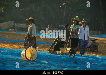 La préparation d'un villageois d'espace pour sécher le poisson. Banque D'Images