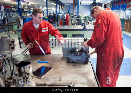 Rotterdam, Pays-Bas. Apr 23, 2014. Un étudiant travailleur du métal. Objectif de la coopération entre les deux collèges uniques Albeda et Zadkine est de stimuler l'innovation, de savoir-faire technique dans la zone portuaire de Rotterdam. Un nouveau rapport affirme que les travailleurs qualifiés que les menuisiers, les électriciens et les plombiers sont en très petite quantité. Travailleurs qualifiés au Nord sont également difficiles à trouver. Il s'agit en fait d'un problème mondial. © Hans Van Rhoon/ZUMA/ZUMAPRESS.com/Alamy fil Live News Banque D'Images