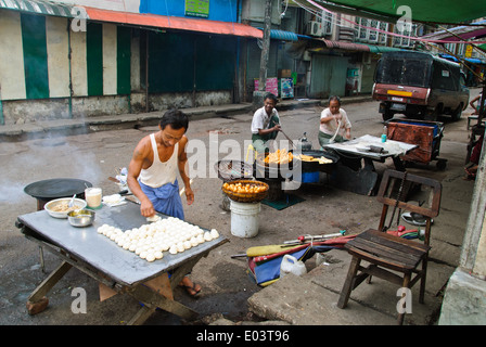 L'alimentation de rue à Yangon Banque D'Images