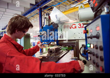 Rotterdam, Pays-Bas. Apr 23, 2014. Un étudiant travailleur du métal. Objectif de la coopération entre les deux collèges uniques Albeda et Zadkine est de stimuler l'innovation, de savoir-faire technique dans la zone portuaire de Rotterdam. Un nouveau rapport affirme que les travailleurs qualifiés que les menuisiers, les électriciens et les plombiers sont en très petite quantité. Travailleurs qualifiés au Nord sont également difficiles à trouver. Il s'agit en fait d'un problème mondial. © Hans Van Rhoon/ZUMA/ZUMAPRESS.com/Alamy fil Live News Banque D'Images