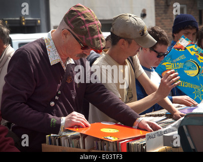 Vérifier vinyle sur une cabine de record dans la région de Gardner Street Market à Brighton Banque D'Images