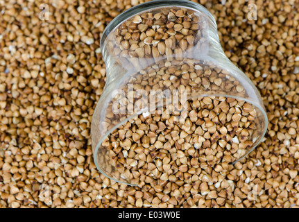 Petite tasse de matières premières alimentaires eco pile sarrasin background Banque D'Images