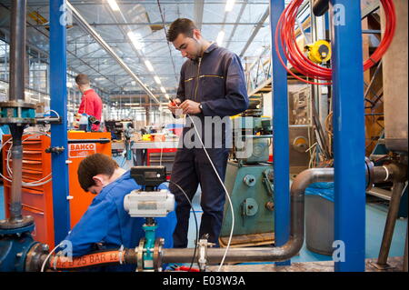 Apr 23, 2014 - Rotterdam, Pays-Bas - Un étudiant en génie électrique. Objectif de la coopération entre les deux collèges uniques Albeda et Zadkine est de stimuler l'innovation, de savoir-faire technique dans la zone portuaire de Rotterdam. Un nouveau rapport affirme que les travailleurs qualifiés que les menuisiers, les électriciens et les plombiers sont en très petite quantité. Travailleurs qualifiés au Nord sont également difficiles à trouver. Il s'agit en fait d'un problème mondial. (Crédit Image : © Hans Van Rhoon/ZUMA/ZUMAPRESS.com) fil Banque D'Images