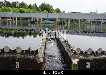 Dernière étape de traitement de l'eau Eaux usées filtration sédimentation. L'écoulement de l'eau potable. Banque D'Images