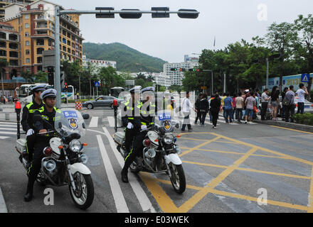 Shenzhen, la province chinoise du Guangdong. 1er mai 2014. Agents de la circulation à la patrouille Dameisha scenery spot à Shenzhen, province du Guangdong en Chine du sud, le 1 mai 2014. © AAM Siqian/Xinhua/Alamy Live News Banque D'Images