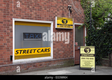 Voitures de rues Compagnie de taxi fictif sur l'ensemble de Coronation Street,UK TV le plus ancien opéra de savon Banque D'Images