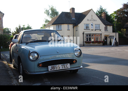 Nissan Figaro près du garçon noir pub, à Oxford Royaume-Uni Banque D'Images