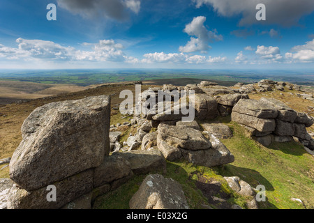 Après-midi de printemps à West Mill Tor, Dartmoor, dans le Devon, Angleterre. Banque D'Images