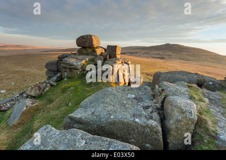 Après-midi de printemps à West Mill Tor, Dartmoor, dans le Devon, Angleterre. Banque D'Images