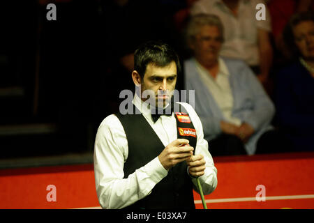 Sheffield, Royaume-Uni. 01 mai, 2014. Ronnie O'Sullivan en action contre Barry Hawkins à la 2014 Dafabet World Snooker Championship semi finale, 1e sessions (meilleur de 33 frames a joué plus de 4 séances), Crucible Theatre, Sheffield, Yorkshire, Angleterre. Credit : Action Plus Sport/Alamy Live News Banque D'Images