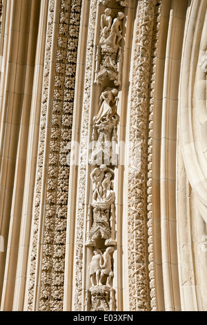 Gros plan sur des pierres sculptées, des figures ornées de détails sur l'encadrement de la porte ouest du Minster York North Yorkshire England UK Britain GB Banque D'Images