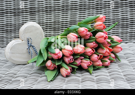 Tulipe rose fleurs et cœur de formes pour la fête des mères, sur fond de bambou Banque D'Images