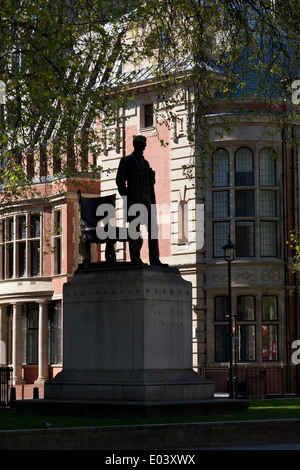 Silhouette d'une statue d'Abraham Lincoln en place du Parlement de Londres. Banque D'Images