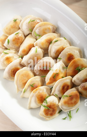 Fraîche et chaude sur le plat blanc quenelles Banque D'Images