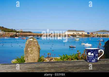 Une tasse de thé tout en donnant sur le port de Hugh Town, St Marys, Penzance, Cornwall, Scillies en Avril Banque D'Images