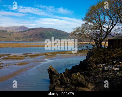 Voir à North en direction de montagnes de Snowdonia sur l'estuaire de Mawddach près de Barmouth en Gwynedd au nord du Pays de Galles UK Banque D'Images