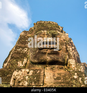 Visages de pierre sur les tours de l'ancien temple Bayon à Angkor Thom, au Cambodge Banque D'Images