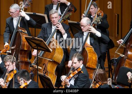 Beijing, Chine. 1er mai 2014. Le Boston Symphony Orchestra (BSO) effectue au National Center for the Performing Arts (NCPA) à Beijing, capitale de Chine, le 1 mai 2014. Le Boston Symphony Orchestra (BSO), le premier orchestre américain qui a visité la Chine en 1979 après que les deux pays ont établi des relations diplomatiques, a fait son retour tant attendu au pays jeudi. Le BSO est un orchestre basé à Boston, Massachusetts. C'est l'une des cinq grands orchestres symphoniques qu'on appelle communément les "cinq grands". © Muzi Li/Xinhua/Alamy Live News Banque D'Images