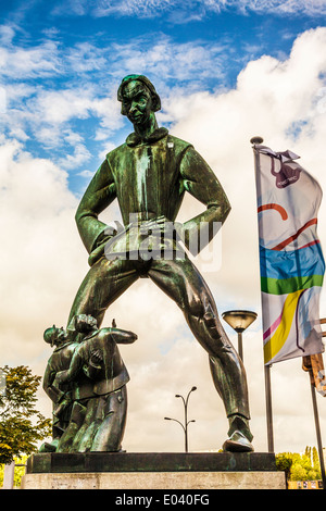 La statue de la Lange Wapper, géant mythique, à l'extérieur de l'Het Steen ou château en pierre, à Anvers, Belgique. Banque D'Images