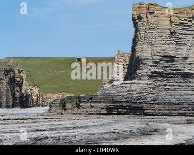 Les falaises de calcaire et l'estran à Monknash, un site d'intérêt scientifique, le SISP, sur la côte du Glamorgan Banque D'Images