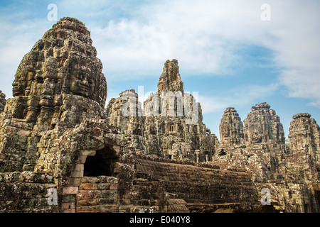 Visages de pierre sur les tours de l'ancien temple Bayon à Angkor Thom, au Cambodge Banque D'Images