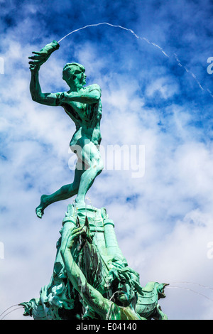 La fontaine de Brabo, par le sculptorJef lambeaux, dans la place principale, Grote Markt d'Anvers, Belgique. Banque D'Images