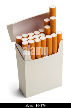 Paquet de cigarettes avec copie espace isolé sur fond blanc. Banque D'Images