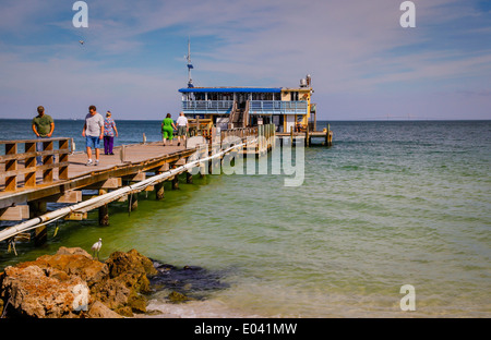 La Rod & Reel Pier sur Anna Maria Island, Floride entouré par le golfe du Mexique Banque D'Images