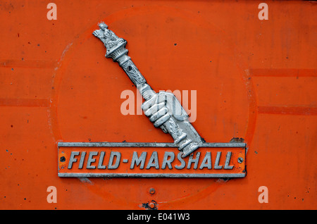 Field Marshall logo sur un tracteur de ferme des années 1950 construit par Marshall de Gainsborough dans les années 1950. Banque D'Images