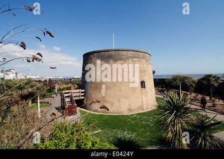 La tour Martello numéro 73 à Eastbourne connu comme le souhait Tower, l'un des quatorze tours construites le long de Pevensey Bay comme un m Banque D'Images