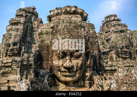 Visages de pierre sur les tours de l'ancien temple Bayon à Angkor Thom, au Cambodge Banque D'Images