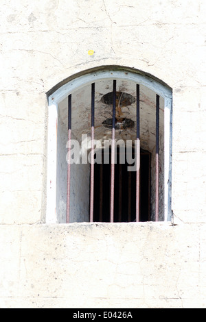 Fenêtre affichant l'épais murs incroyablement tour Martello Tower numéro 73 à Eastbourne connu comme le souhait Tower, l'un des quatorze Banque D'Images