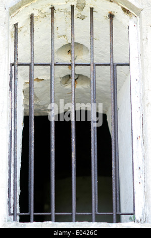 Fenêtre affichant l'épais murs incroyablement tour Martello Tower numéro 73 à Eastbourne connu comme le souhait Tower, l'un des quatorze Banque D'Images