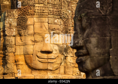 Visages de pierre sur les tours de l'ancien temple Bayon à Angkor Thom, au Cambodge Banque D'Images