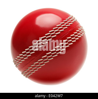 Cricket Ball rouge isolé sur fond blanc. Banque D'Images