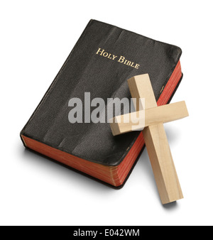 Croix de bois usé Bible avec Isoalted sur fond blanc. Banque D'Images