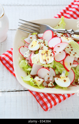 Salade avec des tranches de radis et d'œufs, de l'alimentation libre Banque D'Images