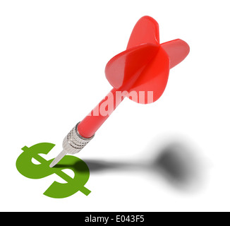 Dart rouge bloqué dans signe argent isolé sur fond blanc. Banque D'Images