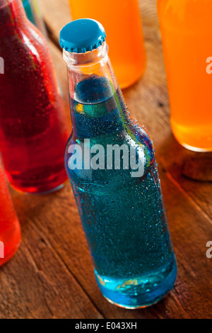 Un assortiment de boissons gazeuses de l'artisanat bleu bio au sucre de canne Banque D'Images
