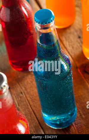Un assortiment de boissons gazeuses de l'artisanat bleu bio au sucre de canne Banque D'Images