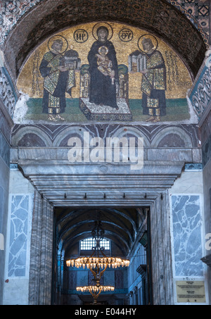 10e cn Mosaïque de la Vierge à l'enfant entourée par les empereurs Constantin et Justinien Hagia Sophia, Sultanahmet, Istanbul, Turquie Banque D'Images