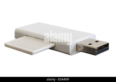 Isolé sur blanc adaptateur USB avec carte mémoire SDHC carte mémoire flash Banque D'Images